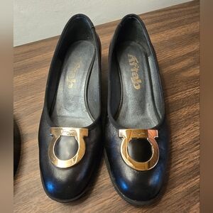 Salvatore Ferragamo Gancini size 9 AAAA black calf pump block heel gold hardware